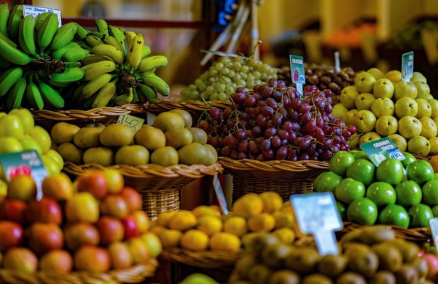 Compra alimentos saludables en el supermercado para una dieta equilibrada 